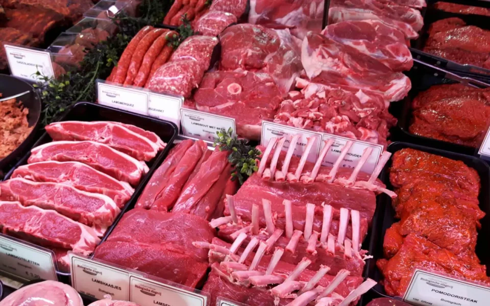 Assortiment biologisch lamsvlees in vitrine slagerij