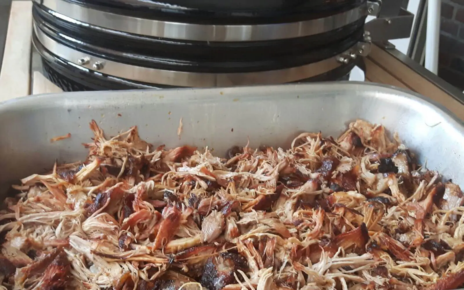 Bak met pulled pork van de Monolith kamado barbecue