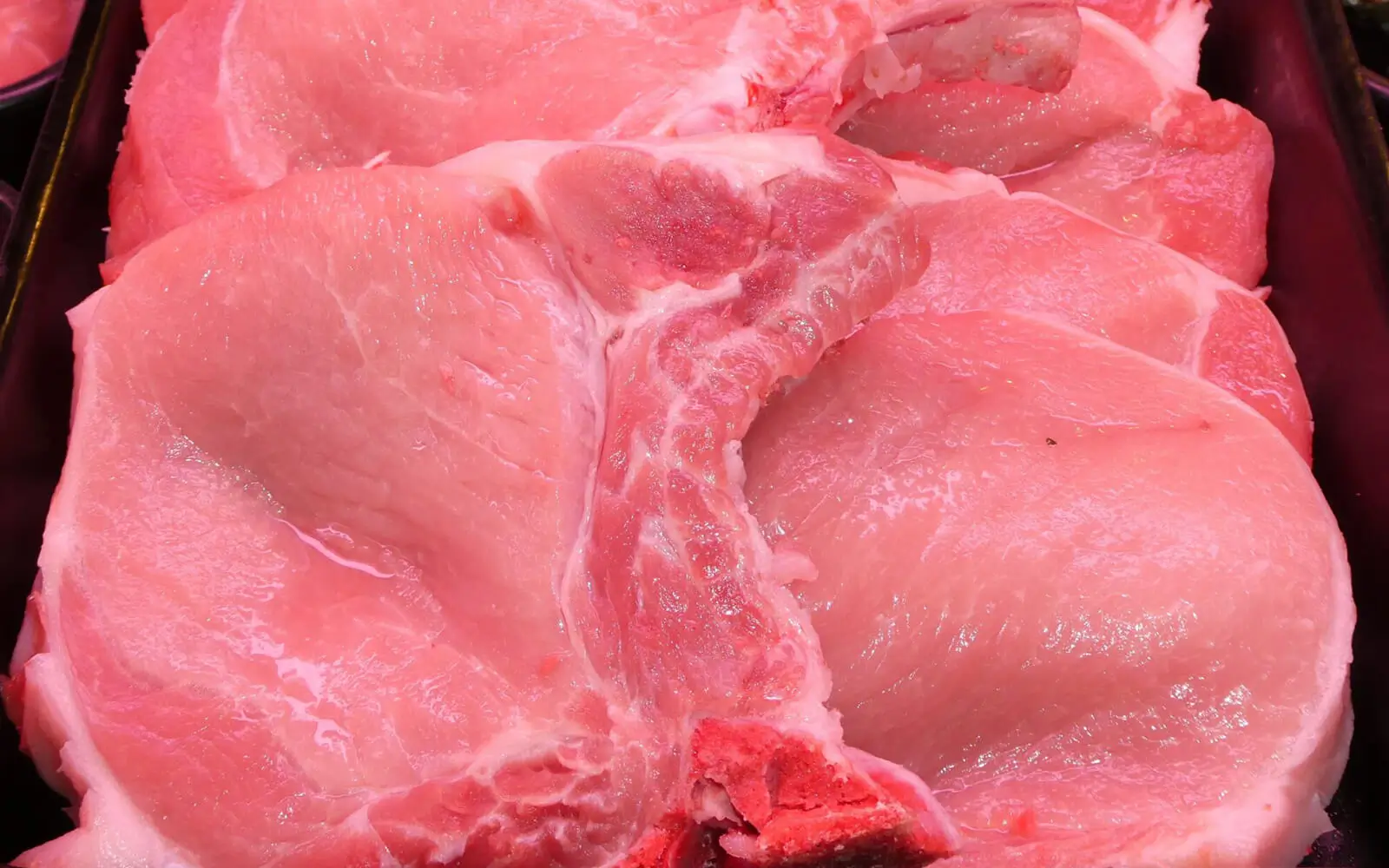 Mooie varkens karbonades gepresenteerd op schaal