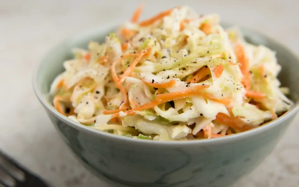 Zelfgemaakte witte kool salade in aardenwerk kom
