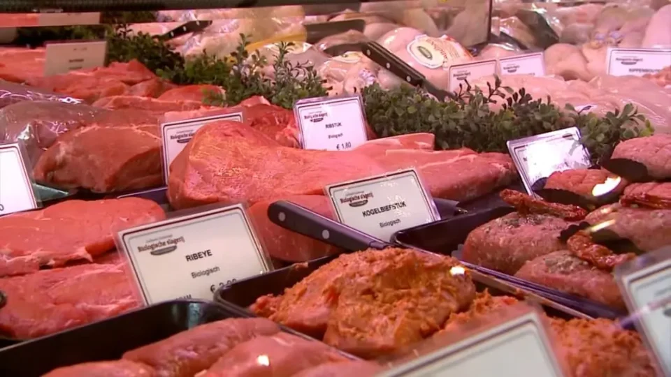 Biologisch vlees in vitrine slagerij van Ginhoven