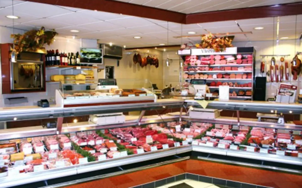 Vitrine in slagerij van Ginhoven gevuld met biologisch vlees en kip